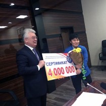 Бейбут Атамкулов вручил 4 млн тенге тяжелоатлетке из ЮКО Жазире Жаппаркуль