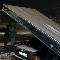 Многотонный рекламный билборд в Шымкенте рухнул на автомобиль
