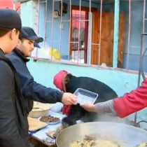 Молодожёны из Шымкента накормили горожан бесплатным пловом
