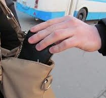 За кражу телефонов в автобусе 4 граждан доставили в полицию
