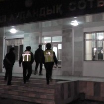 В Шымкенте молодой человек пытался силой проникнуть в здание суда