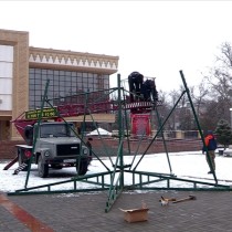 В Шымкенте устанавливают три новогодние красавицы