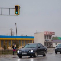 В присоединенном к Шымкенту селе Карабулак установили светофор Светофор в селе Карабулак