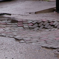 Из-за непогоды в Шымкенте начали уходить под землю дороги