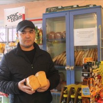 В шымкентском магазине по пятницам раздают бесплатный хлеб