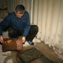 В Шымкенте сточные канализационные воды заливают дома горожан