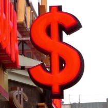 Доллар продают по 450 тенге в обменниках Казахстана Доллар (вывеска). Обменный пункт