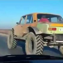 Необычная машина ездит по дорогам Шымкента