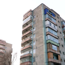 Мужчину избили и сбросили с третьего этажа в Шымкенте