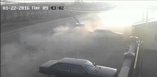 Машина на полном ходу снесла столб