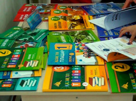 На школьниках ЮКО тестируют новые учебники казахского языка
