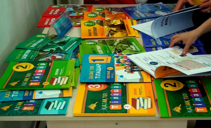 На школьниках ЮКО тестируют новые учебники казахского языка
