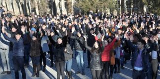 30 тысяч студентов ЮКО одномоментно сделали зарядку Массовая зарядка