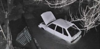 После ДТП автомобиль упал в реку Машина упала на речку