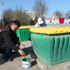 Мужчины Шымкента вышли на субботник, а женщины остались дома