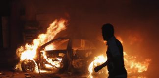 Шымкентские таможенники вытащили людей из горящей машины