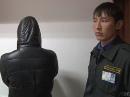 В Шымкенте молодая девушка задержана при попытке кражи джинсов