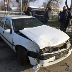 В Шымкенте в ДТП пострадали две автомашины и дорожное ограждение