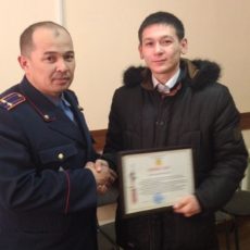Аким Шымкента поблагодарил участника «ОСА» за содействие в борьбе с беззаконием Аким Шымкента наградил участника «Общественного Союза Автомобилистов» благодарственным письмом