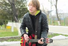 Уличный музыкант в Шымкенте проверяет реакцию горожан