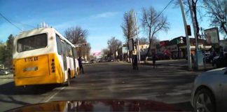 В Шымкенте водитель автобуса едва не сбил пешеходов