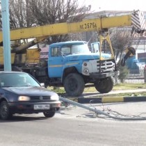 Автокран в Шымкенте повредил шесть автомобилей и снес фонарный столб