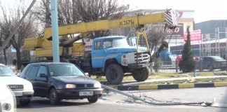 Автокран в Шымкенте повредил шесть автомобилей и снес фонарный столб
