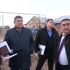В Шымкенте аким района лично убедился в отсутствии дороги