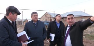 В Шымкенте аким района лично убедился в отсутствии дороги