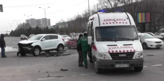 В Шымкенте на перекрестке Байтурсынова — Желтоксан столкнулись два автомобиля