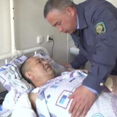 Шымкентские таможенники навестили спасенного мужчину в больнице