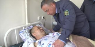 Шымкентские таможенники навестили спасенного мужчину в больнице