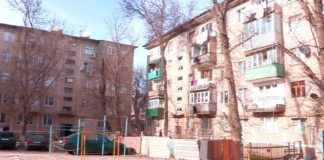 Семья Елеуовых собирается переезжать в новую квартиру