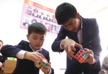 Шымкентский школьник собирает кубик Рубика за 40 секунд