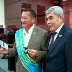 Почетное звание получили четыре «старожила» маслихата ЮКО