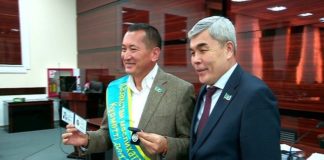 Почетное звание получили четыре «старожила» маслихата ЮКО