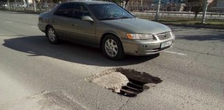 Яма на проспекте Шымкента доводит горожан до нервного срыва