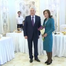 Бейбут Атамкулов поздравил женщин ЮКО с 8 марта