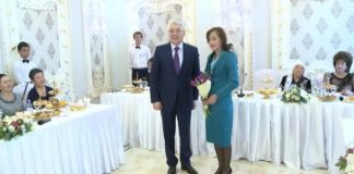 Бейбут Атамкулов поздравил женщин ЮКО с 8 марта
