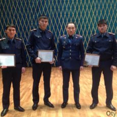 Награждены полицейские, задержавшие водителя, сбившего их коллегу Награждены полицейские