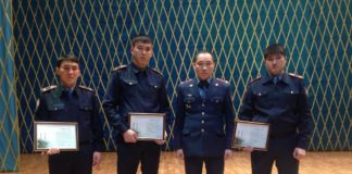Награждены полицейские, задержавшие водителя, сбившего их коллегу Награждены полицейские