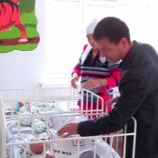 Семье, в которой родилась тройня, подарили квартиру