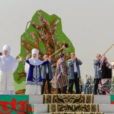 Наурыз в Шымкенте. Узбеки играют на дутарах