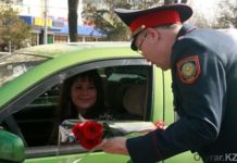 В Шымкенте женщины за рулем получили от полицейских алые розы