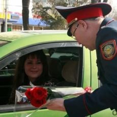 В Шымкенте женщины за рулем получили от полицейских алые розы