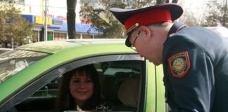 В Шымкенте женщины за рулем получили от полицейских алые розы