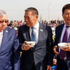 Наурыз в Шымкенте. Гости пьют кумыс