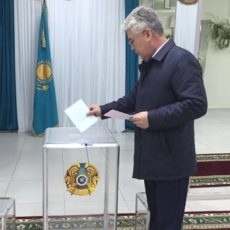 День выборов. В Шымкенте первыми проголосовали аким ЮКО и роженицы