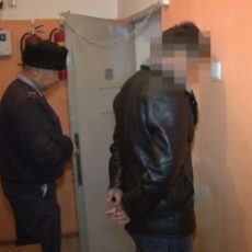 Водитель, намеренно сбивший полицейского, подозревается в совершении кражи