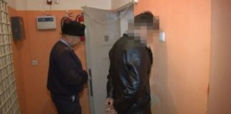 Водитель, намеренно сбивший полицейского, подозревается в совершении кражи